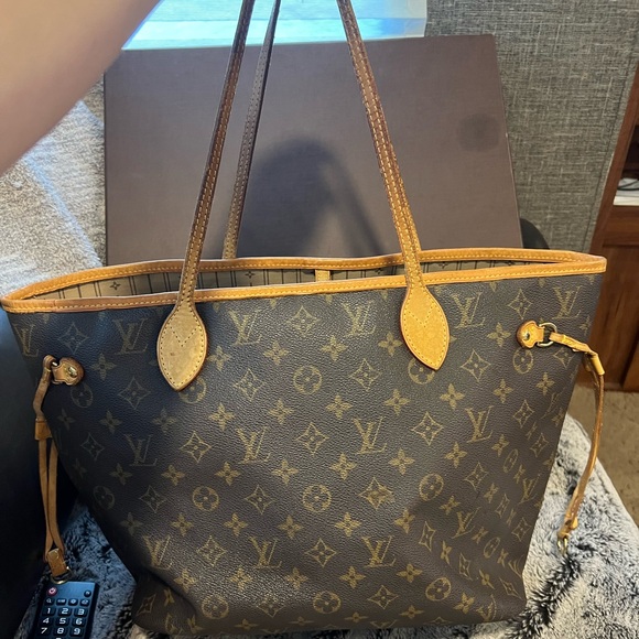 Louis Vuitton Neverfull MM - Picture 4 of 13